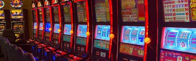 Tampilan roda putar Monopoly Live dengan dealer di studio live hyperhack88